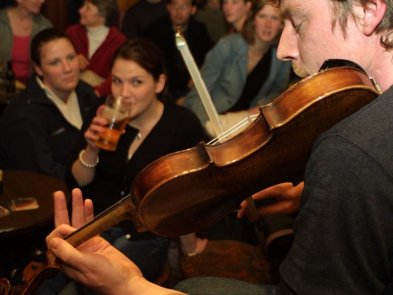 Musiker in einem Pub in Irland