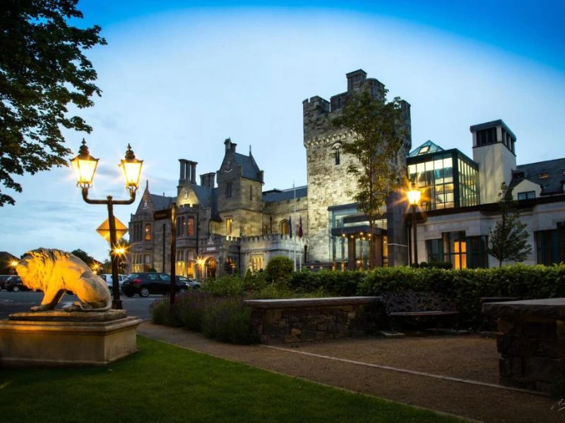 Schlosshotel bei Dublin im Dunkeln
