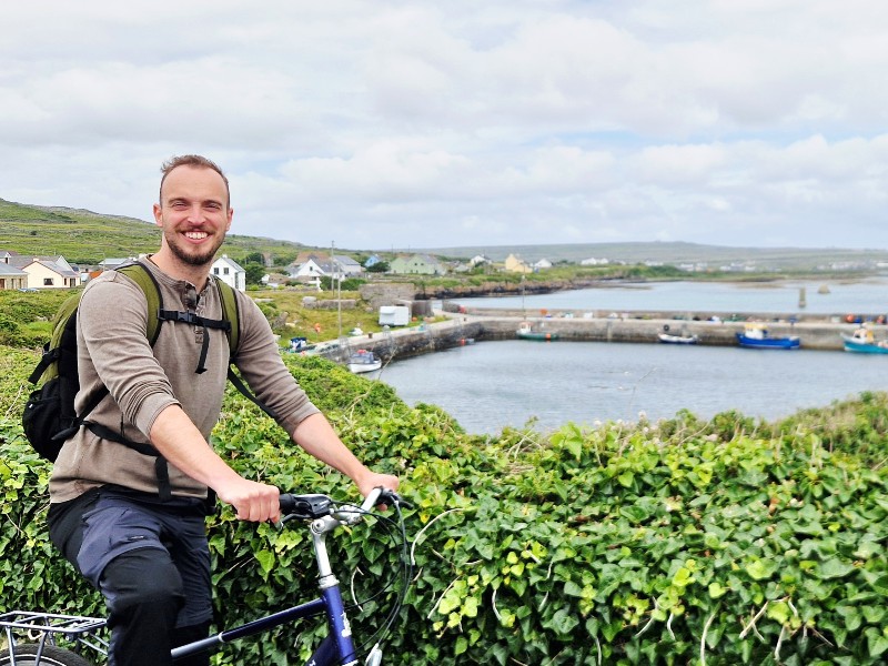 Reisender mit dem Fahrrad auf den Aran Inseln