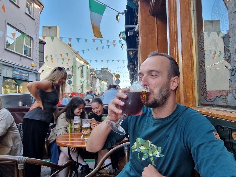Reisender genießt ein Bier in der Innenstadt von Galway.