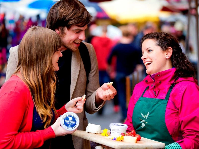 Lokal produzierten Käse bei der Food Tour durch Galway probieren
