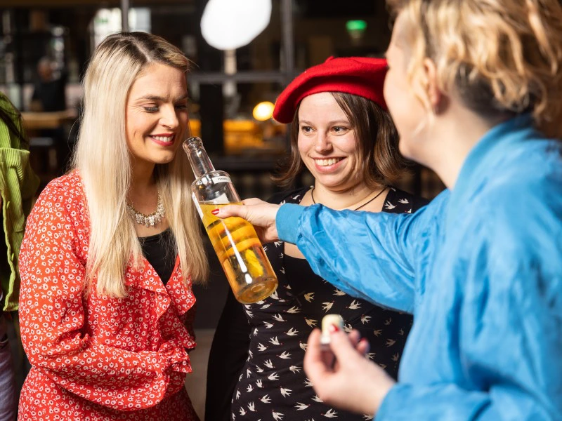 Reisende riechen an Lokalproduzierten schnaps während der Food tour durch Galway