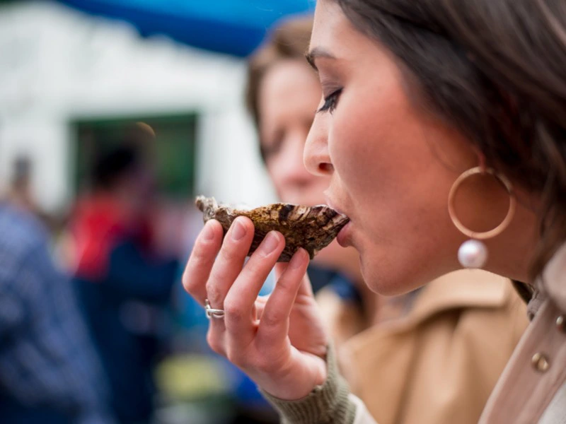 Austern schlürfen bei der Food Tour durch Galway