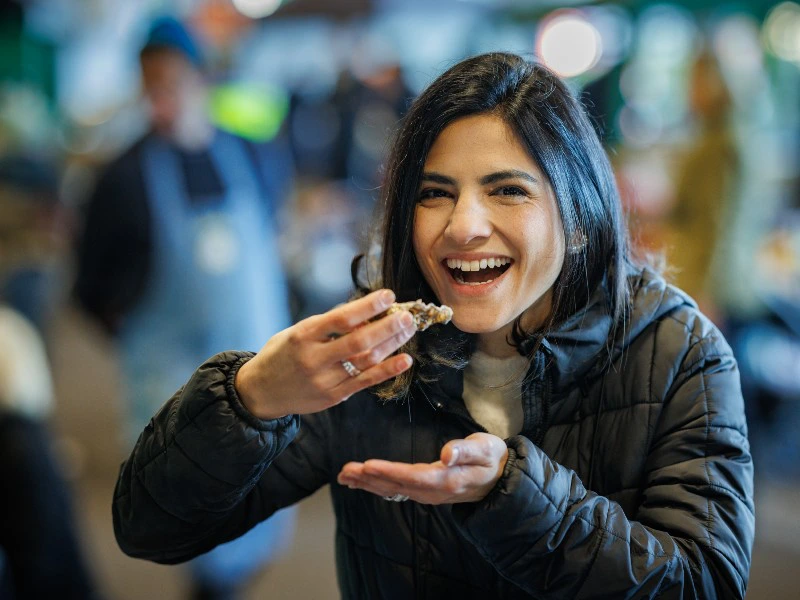 Frau ist Austern in Irland