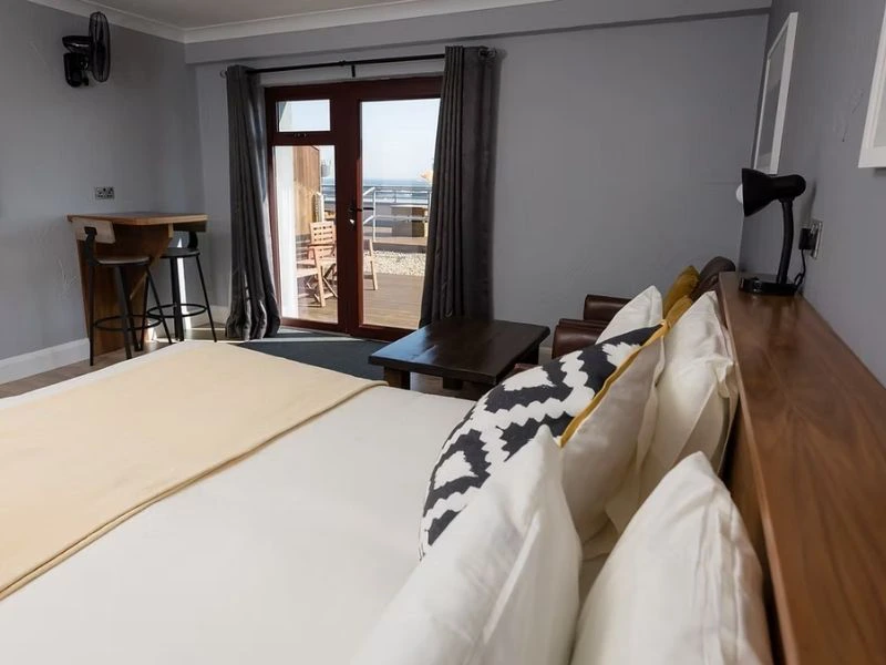 Modern eingerichtetes Hotelzimmer