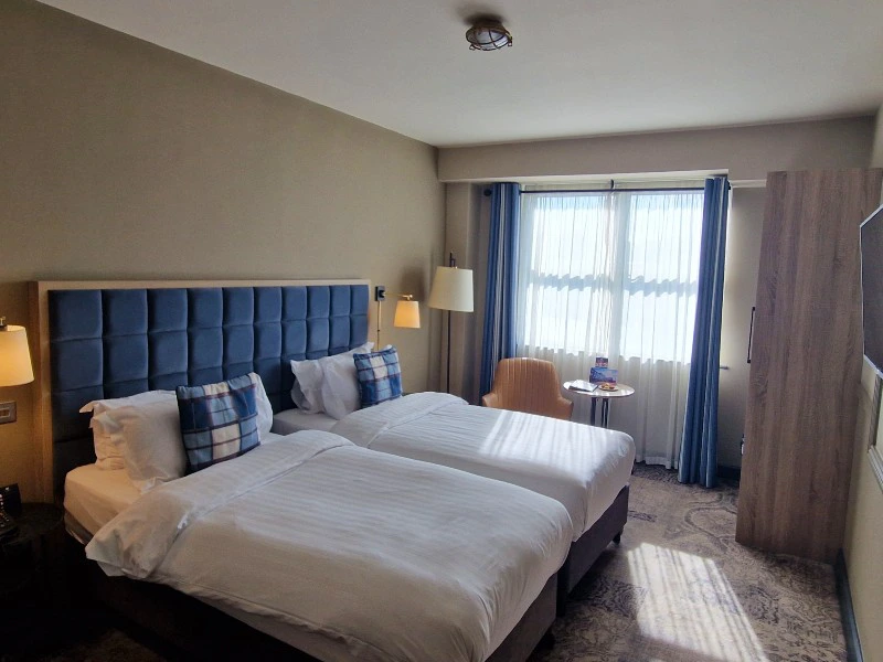 Schlichtes Hotelzimmer in Galway