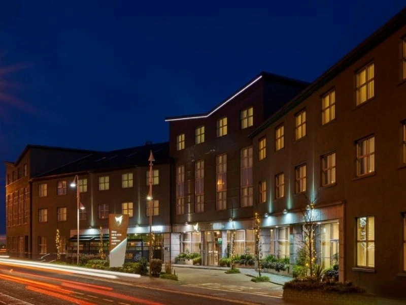 Ihr Hotel in Galway von außen bei Nacht