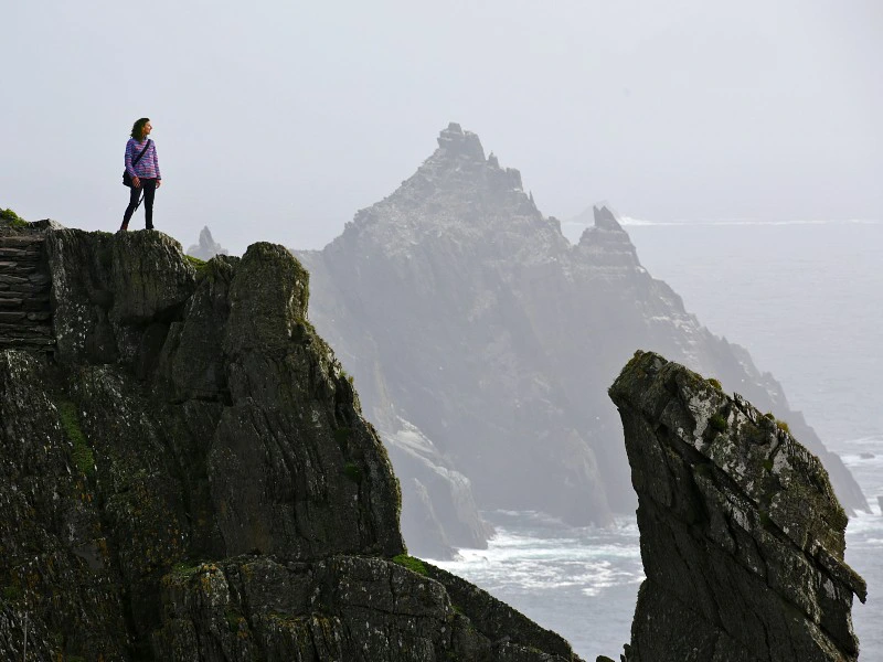 Reisender auf klippe
