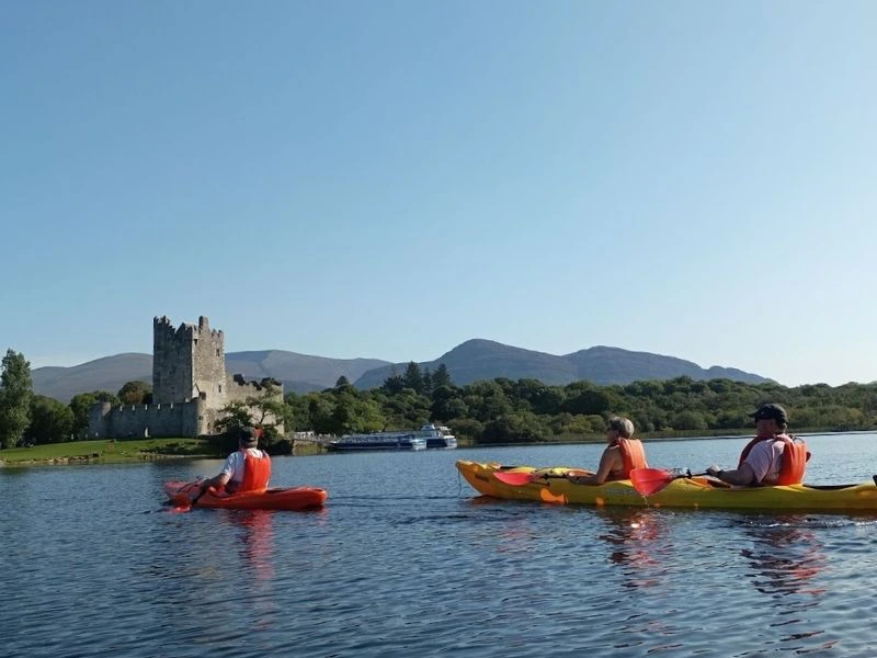 Kajaktour: Gruppe auf dem Wasser