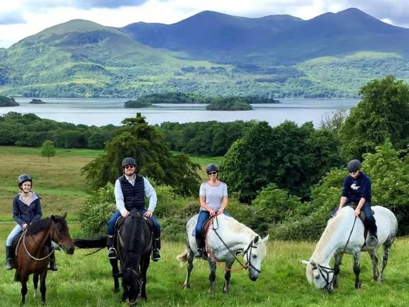 Reitausflug: Gruppe vor Berglandschaft