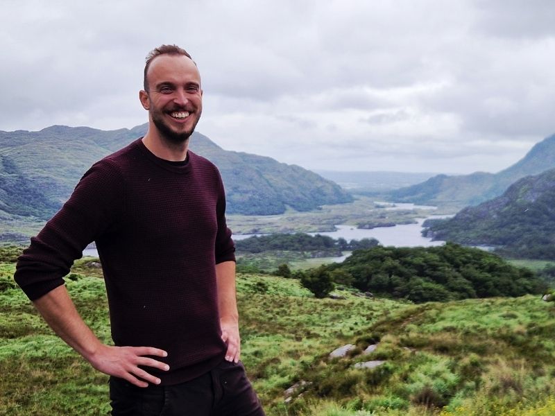 Reisender blickt in die Kamera in Irland