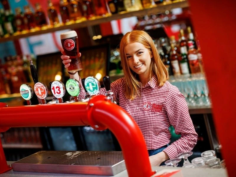 Mitarbeiterin hinter der Theke bei der Brauerei Tour in Kilkenny