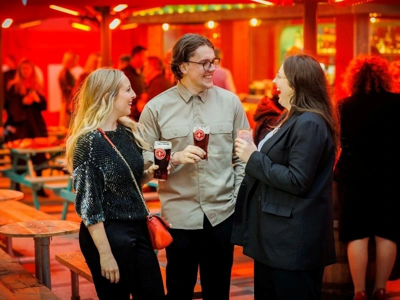 Besucher bei der Brauerei Tour