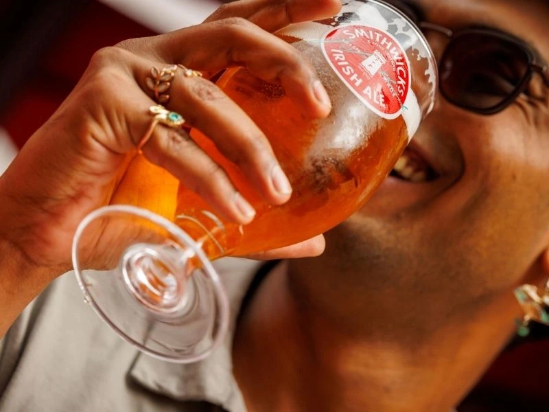 Ausschank von Bier während der Brauerei Tour