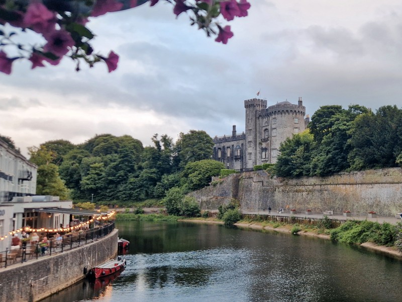 Schloss und Gastronomie direkt am Fluss in Kilkenny
