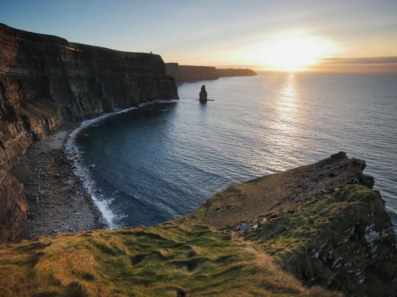 Die Moher Cliffs samt Bucht bei Sonnenaufgang