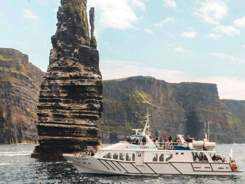 Schiffsrundfahrt entlang der Klippen von Moher
