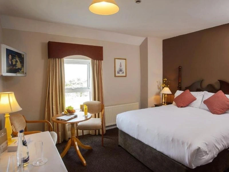 Schlicht gehaltenes Hotelzimmer in der Moher region.