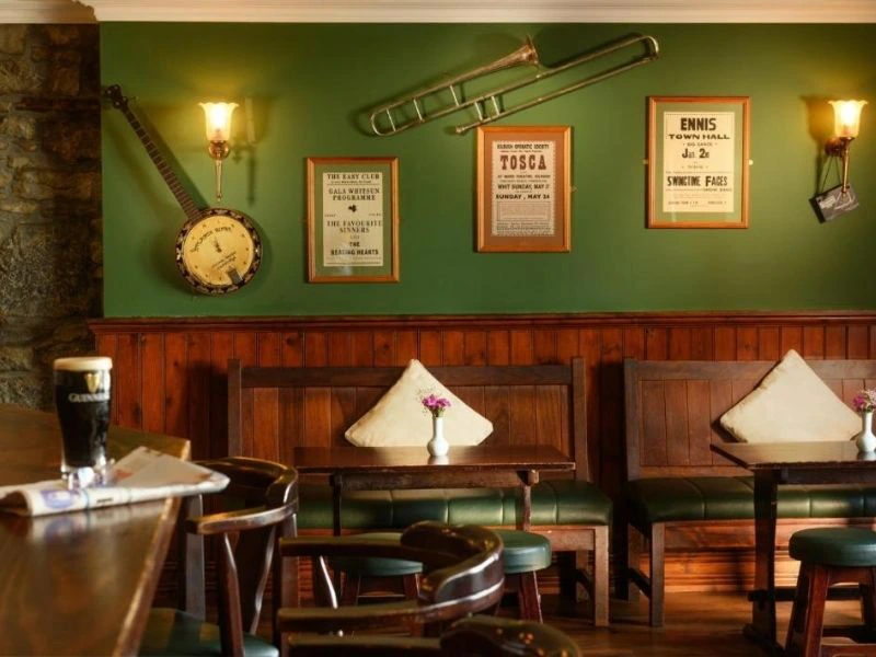 Typisch Irisch eingerichtetes Hotelrestaurant.