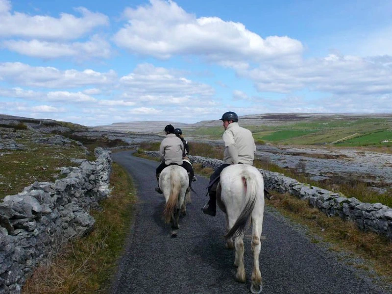 Gruppe von Reisenden auf ihren Pferde