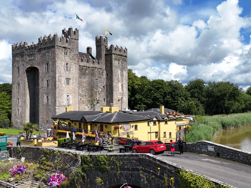 Bunratty Castle von außen sowie eine kleine Gastronomie