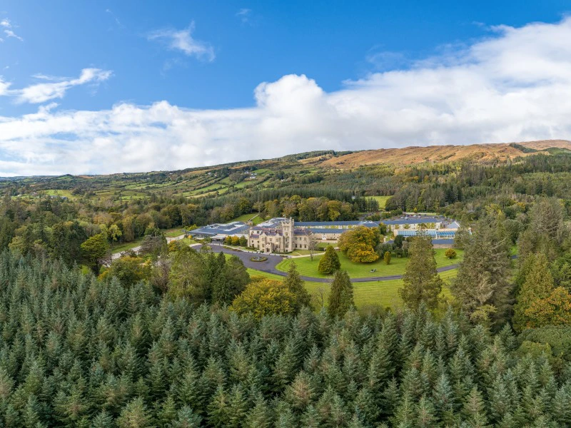Luftaufnahme der Schlossanlage in Donegal