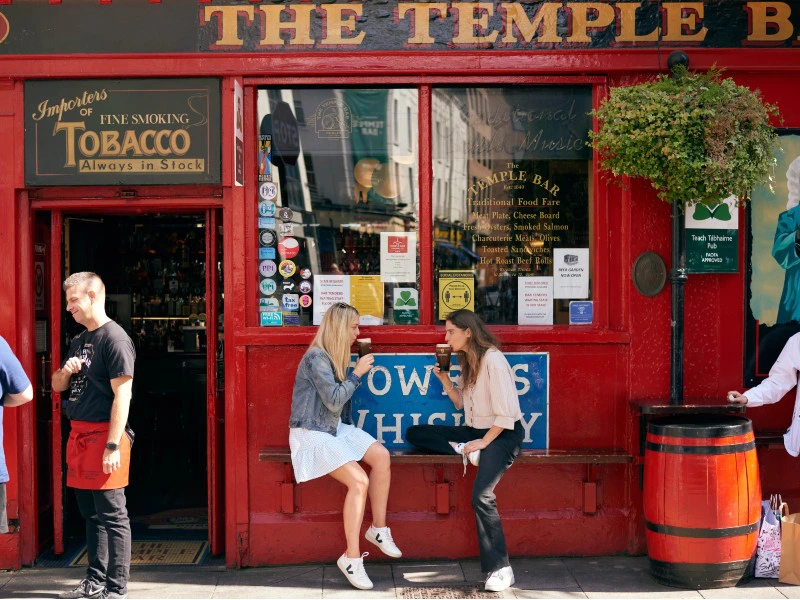 Menschen vor Pub in Dublin in Irland