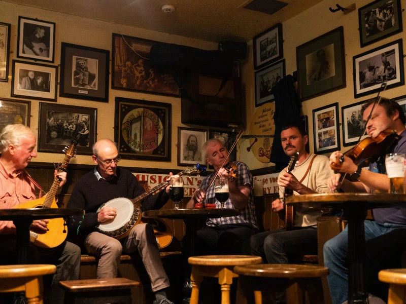 Musiker in einem Pub in Irland