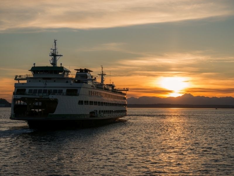 Fähre bei Sonnenuntergang