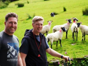 Reisende unterwegs mit Schafhirte