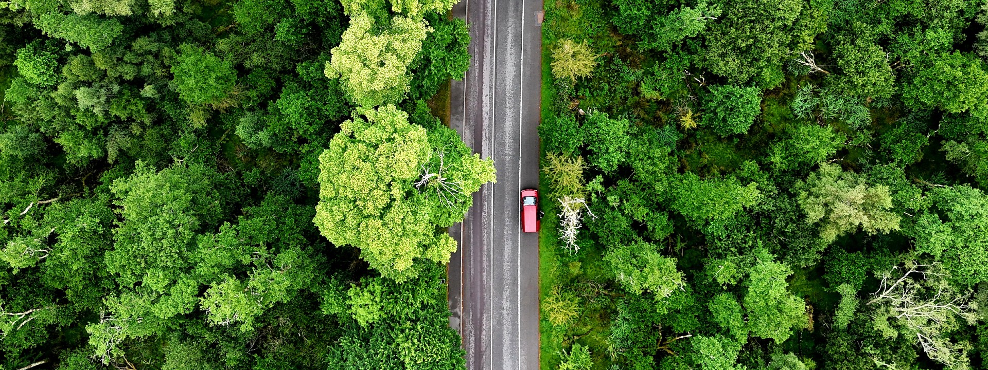 Blick von oben auf eine Straße in Irland
