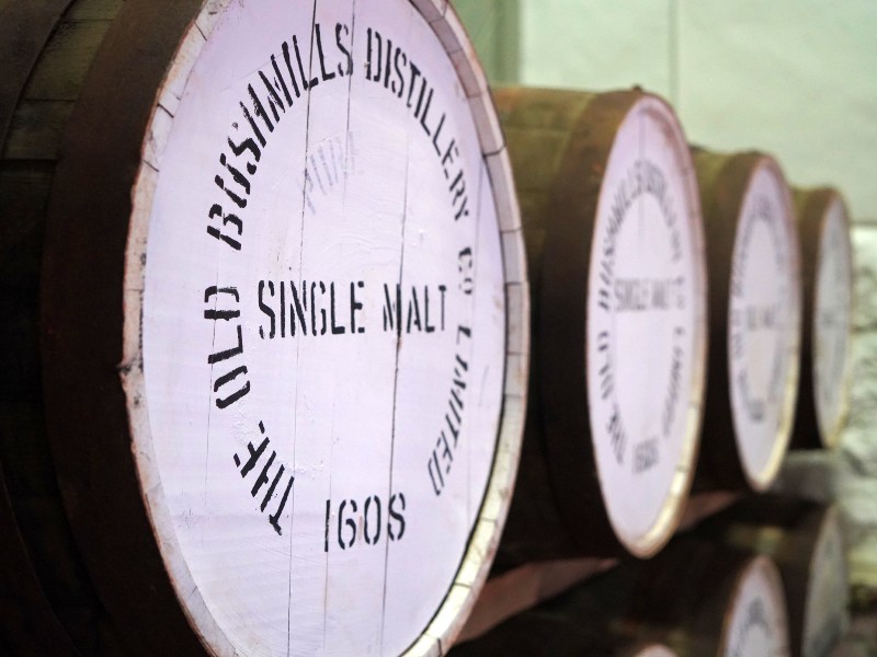 Fässer in einer Whiskey Destillerie