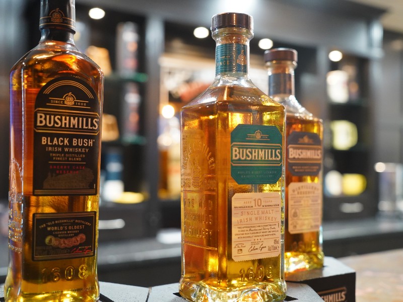 Whiskey-Flaschen bei der Führung in der Destillerie