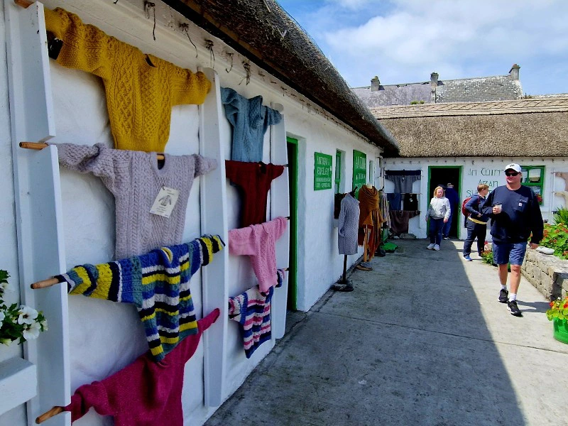 Verschiedene Pullover vor einem lokalen Geschäft