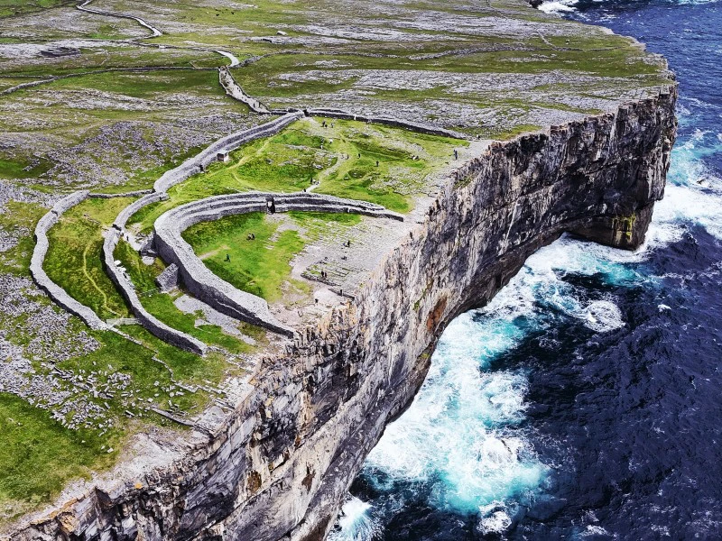 Luftaufnahme der Klippen von Inishmore auf den Aran Islands.