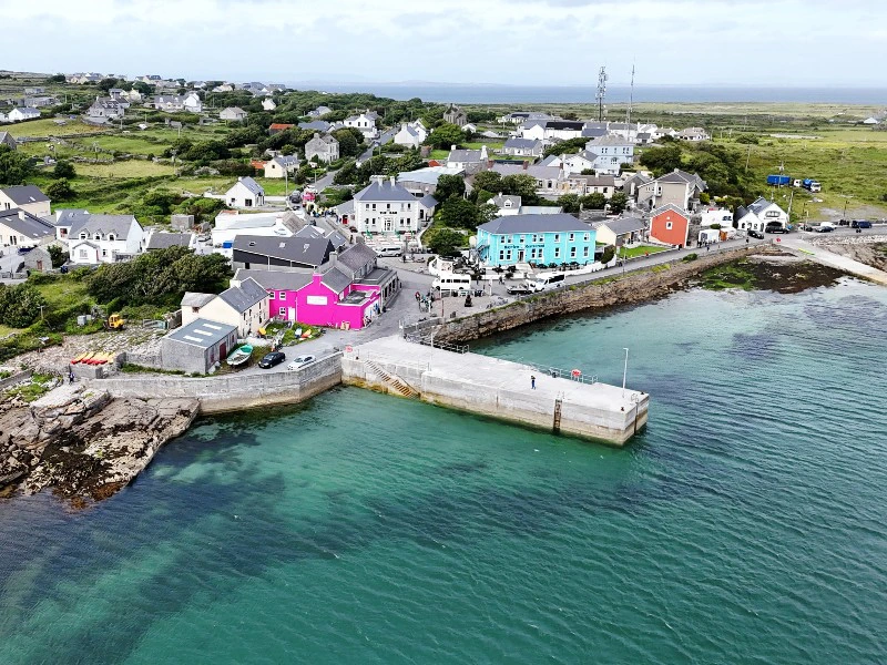 Luftaufnahme der Bunten Häuser auf der Aran Insel