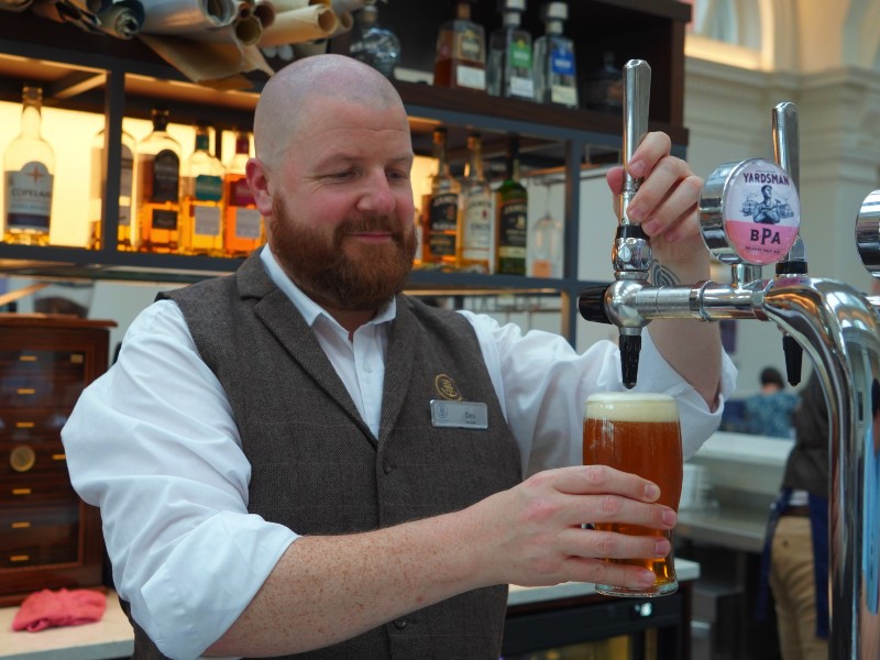 Barkeeper an der Hotelbar