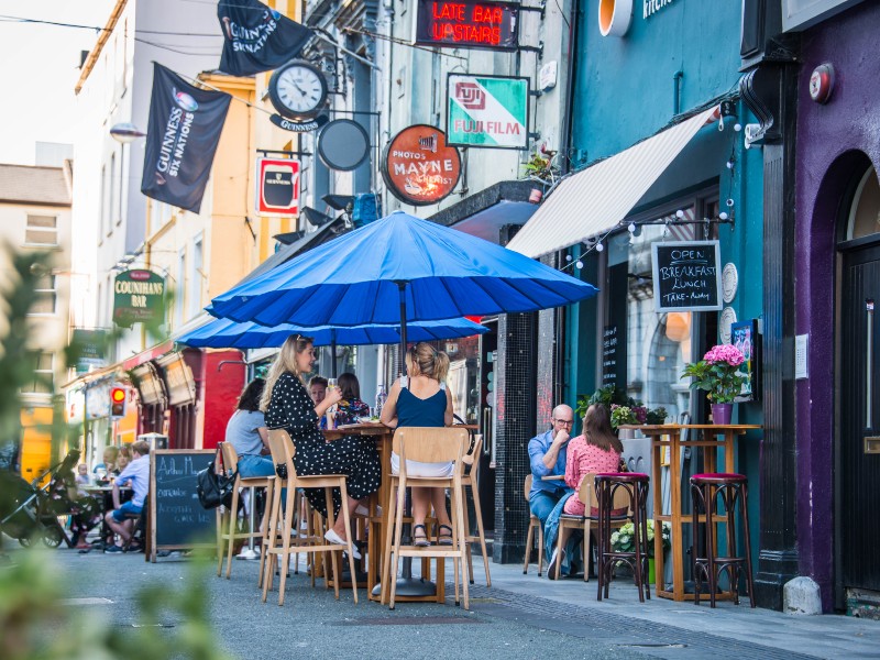 Belebte Straße mit Pubs in Cork