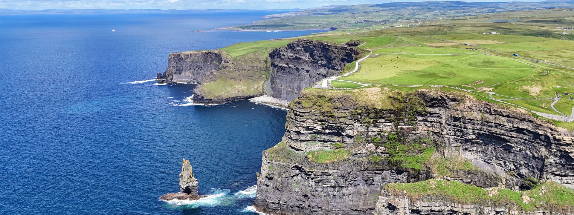 Blick auf die Cliffs of Moher von oben