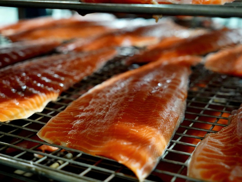 Besuch in einer biologischen Lachs Räucherei.