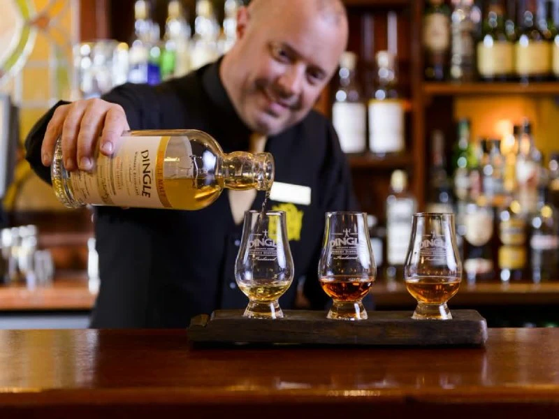 Whiskey verkosten an der Hotelbar