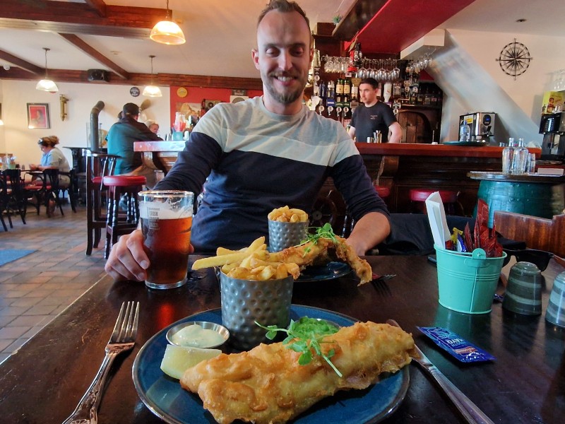 Im Hafenrestaurant in Dingle Fish and Chips essen