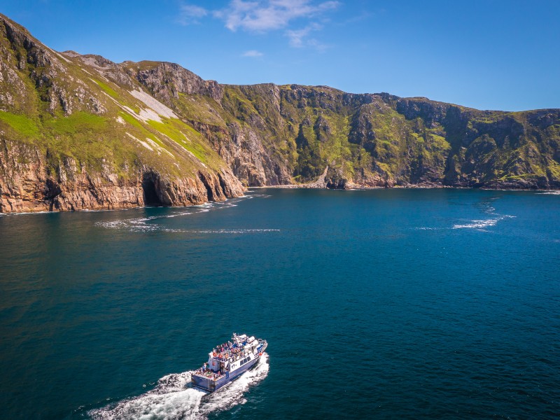Boot fährt entlang der Küste bei Donegal