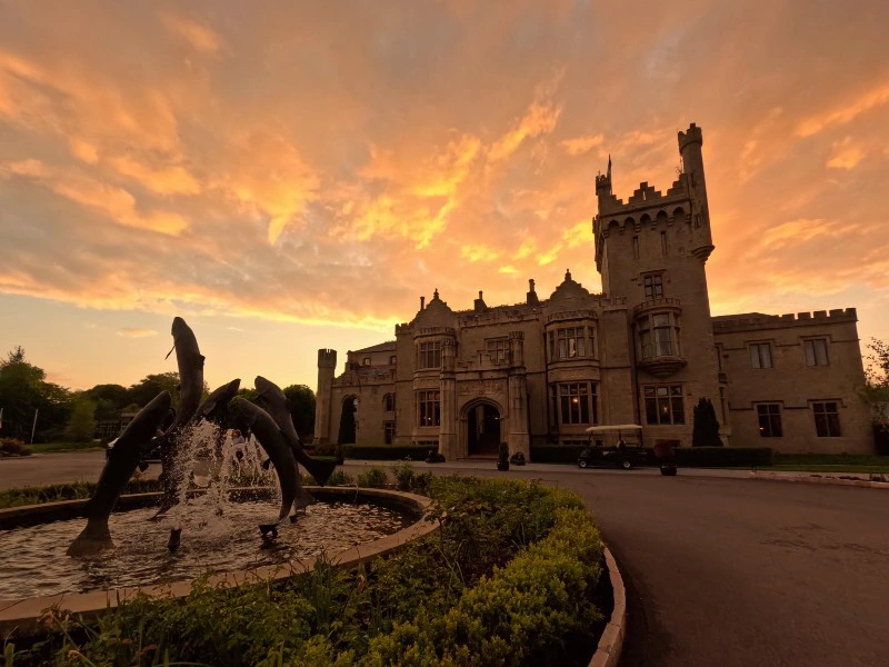 Schlosshotel bei Sonnenuntergang in Donegal