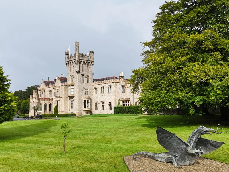 Schlosshotel und Hotelgarten mit Drachenstatur