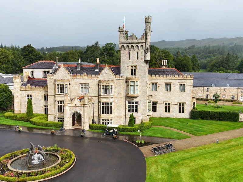 Beeindruckende Einfahrt vom Schlosshotel in Donegal