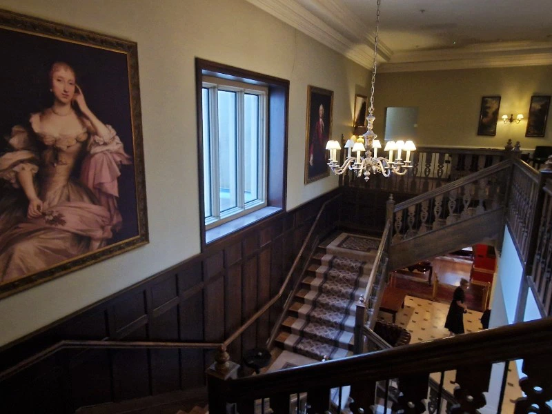 Uriges Treppenhaus im Schlosshotel in Donegal