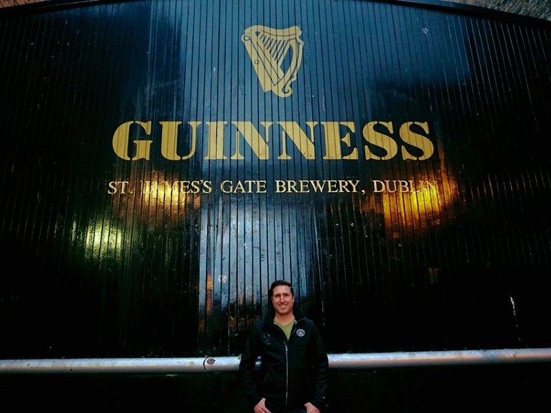 Reisender vor dem Dublin Besucherzentrum