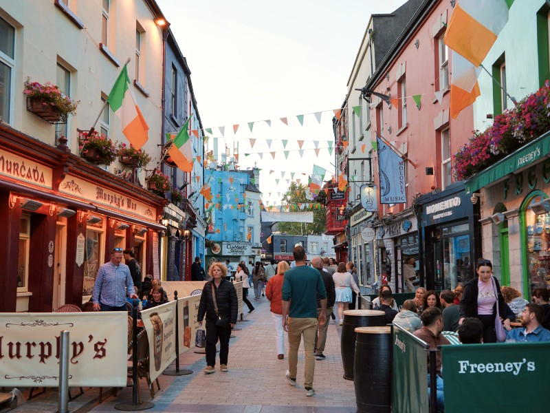 Straße mit Pubs und Geschäften in Galway in Irland