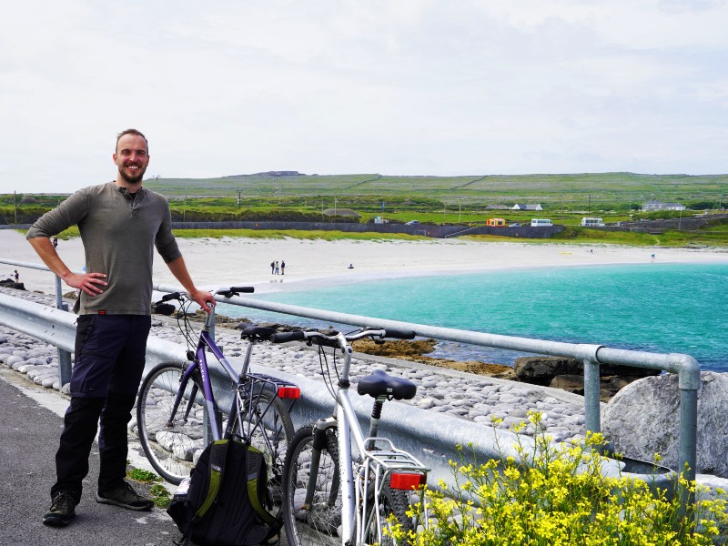 Reisende mit Fahrrädern an den Stränden der Aran Inseln